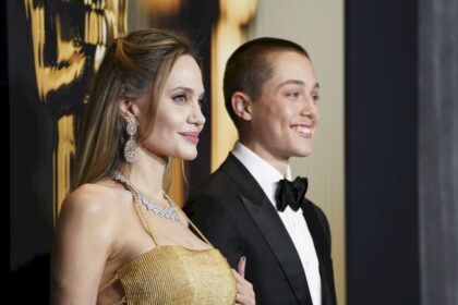 angelina-jolie-sorprende-al-aparecer-con-su-hijo-knox-en-una-alfombra-roja