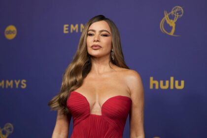 sofia-vergara-deslumbra-luciendo-sus-curvas-en-bikini-a-sus-52-anos