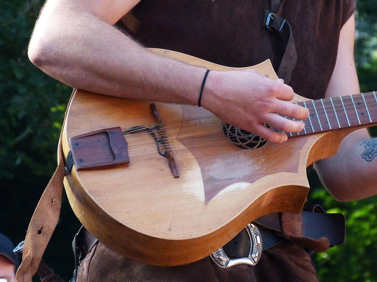Conoce la elegancia y versatilidad de los instrumentos de cuerda pulsada